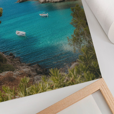 Póster Una bahía con barcos y una casa en un paisaje pintoresco.
