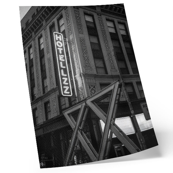 Póster con colores saturados Arquitectura en blanco y negro con luces de neón de hotel.