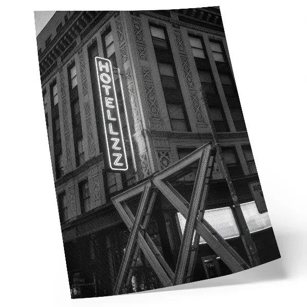Póster de arquitectura en blanco y negro con luces de neón de hotel y colores saturados