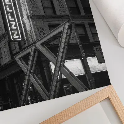 Póster de arquitectura en blanco y negro con luces de neón de hotel y colores saturados