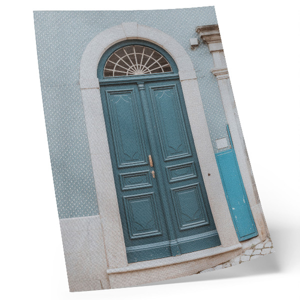 Póster puerta azul con elementos arquitectónicos blancos