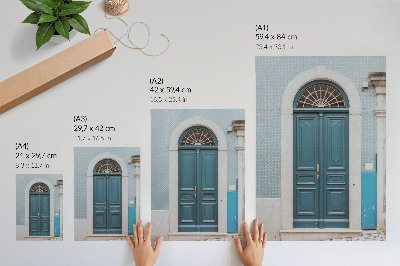 Póster puerta azul con elementos arquitectónicos blancos