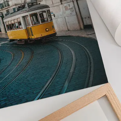Lámina artística de alta calidad un tranvía amarillo en una curva de la ciudad
