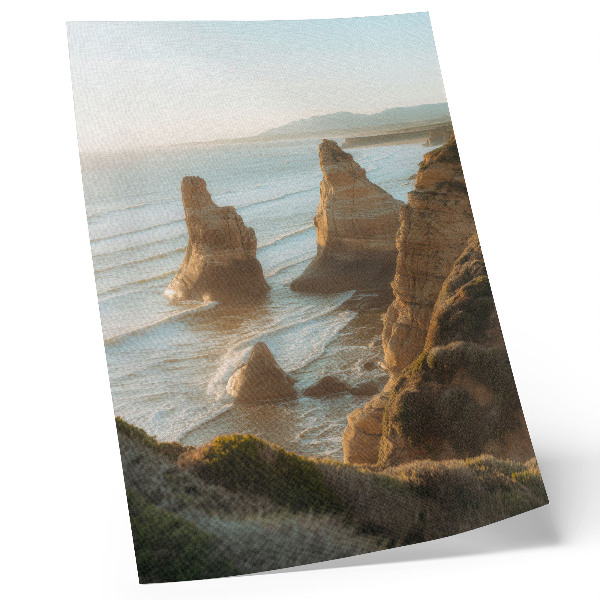 Póster con colores saturados Acantilados rocosos, puesta de sol sobre el mar