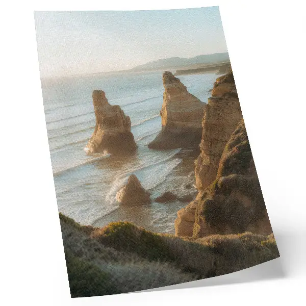 Póster de acantilados rocosos puesta de sol sobre el mar con colores saturados