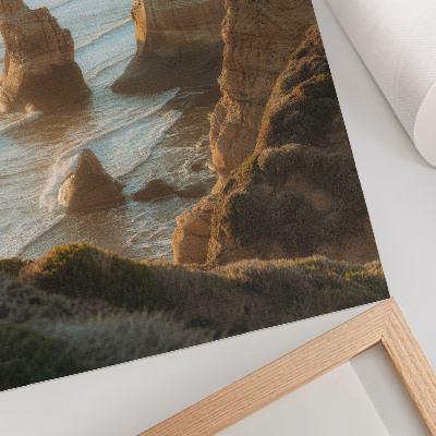 Póster con colores saturados Acantilados rocosos, puesta de sol sobre el mar