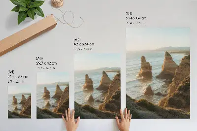 Póster de acantilados rocosos puesta de sol sobre el mar con colores saturados