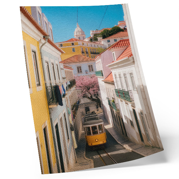 Póster Una calle con tranvía, edificios de apartamentos de colores pastel, flores
