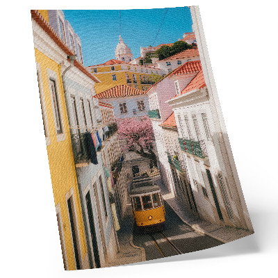 Póster Una calle con tranvía, edificios de apartamentos de colores pastel, flores