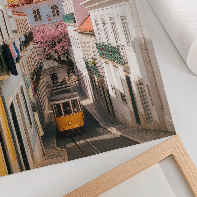 Póster Una calle con tranvía, edificios de apartamentos de colores pastel, flores