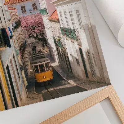 Póster una calle con tranvía junto a edificios de apartamentos de colores pastel y flores