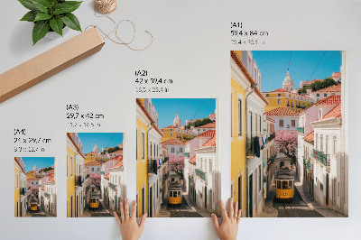 Póster Una calle con tranvía, edificios de apartamentos de colores pastel, flores