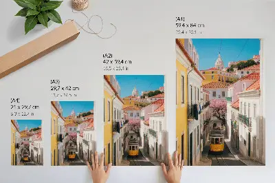 Póster una calle con tranvía junto a edificios de apartamentos de colores pastel y flores