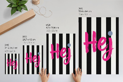 Lienzo decorativo moderno Las rayas blancas y negras contrastan con las letras rosas.