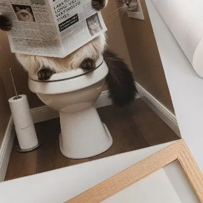 Póster gato con periódico sobre fondo beige con un toque de humor y calidez