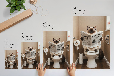 Póster Gato con periódico, pared beige, humor y calidez.