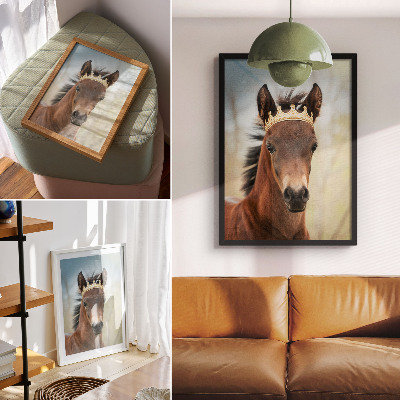 Lienzo decorativo moderno Un caballo con una corona sobre un fondo neutro.