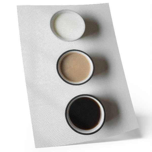 Lienzo decorativo moderno Tres bebidas diferentes en una disposición minimalista.