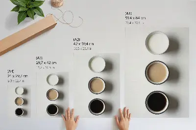 Lienzo decorativo moderno con tres bebidas diferentes en una disposición minimalista