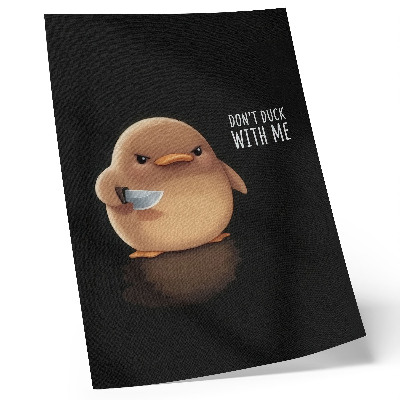 Lámina artística de alta calidad Un adorable pato con un cuchillo sobre un fondo negro.