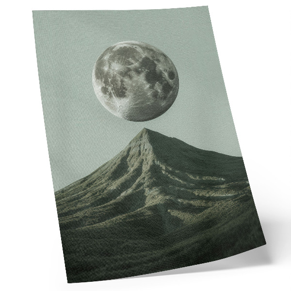 Póster Luna sobre la montaña, tonos verdes, paisaje misterioso