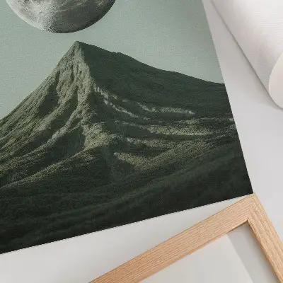 Póster luna sobre la montaña con tonos verdes y paisaje misterioso