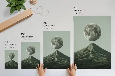 Póster luna sobre la montaña con tonos verdes y paisaje misterioso