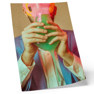 Lámina artística de alta calidad Una máscara colorida en manos de una figura surrealista