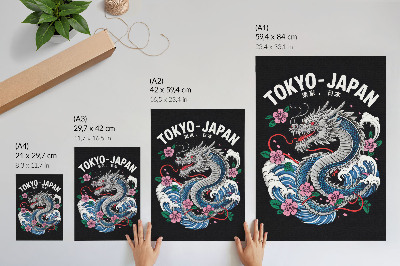 Póster Un dragón entre flores y olas, una composición dinámica.