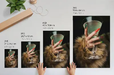 Póster de mano con uñas de colores y piel de cristal con colores saturados