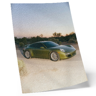 Póster con colores saturados Coche deportivo verde atardecer en el desierto