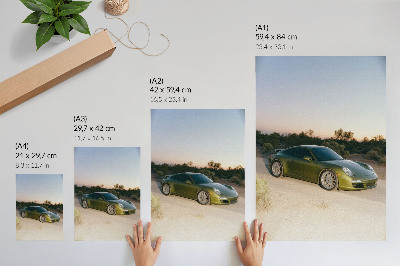 Póster con colores saturados Coche deportivo verde atardecer en el desierto