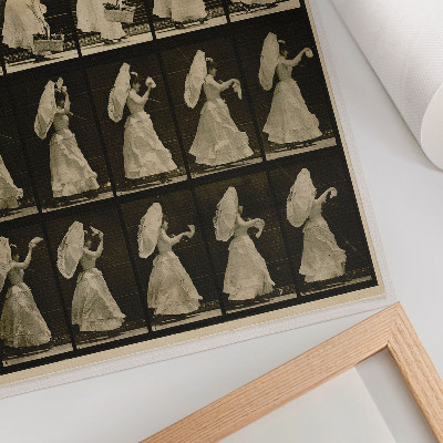 Lienzo decorativo moderno Mujer levantando una cesta y agitando un pañuelo (ca. 1887), de Eadweard Muybridge.