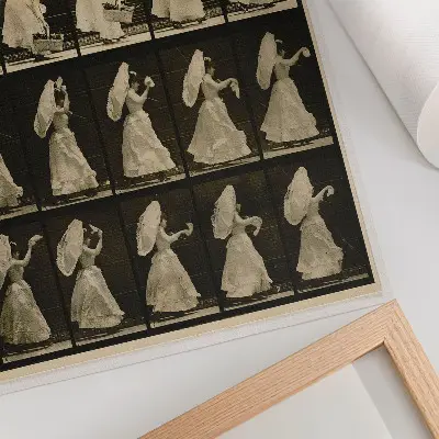 Lienzo decorativo moderno Mujer levantando una cesta y agitando un pañuelo de Eadweard Muybridge, ca. 1887
