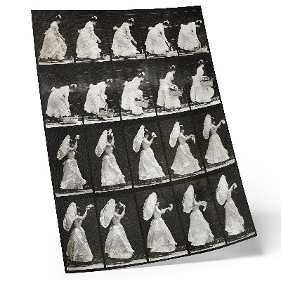Póster Mujer levantando una cesta y agitando un pañuelo (1887) – fotografía de Eadweard Muybridge