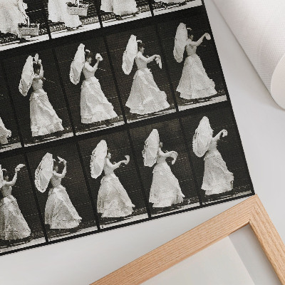 Póster Mujer levantando una cesta y agitando un pañuelo (1887) – fotografía de Eadweard Muybridge