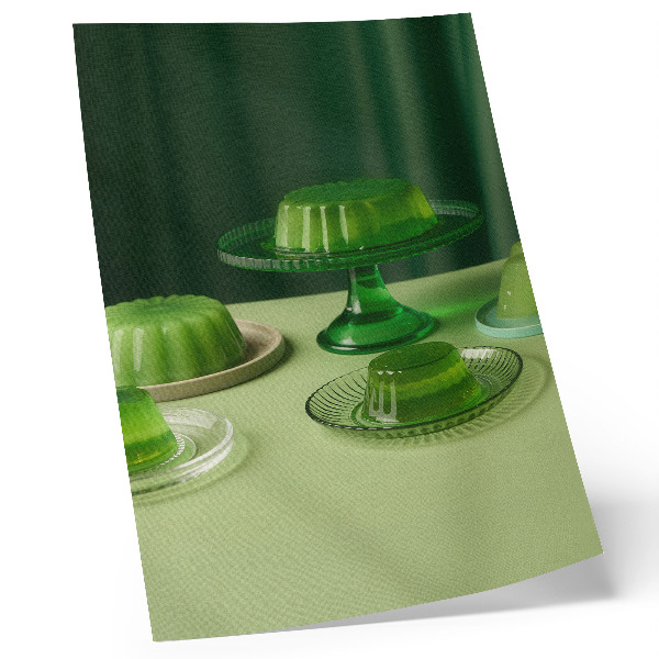 Póster con colores saturados Gelatinas verdes en diferentes platos