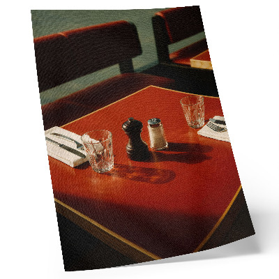 Lienzo decorativo moderno Una mesa en un restaurante con especias y cristalería.