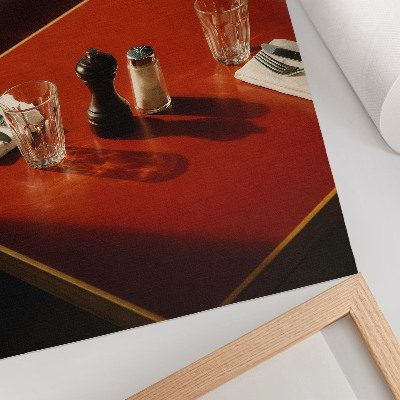 Lienzo decorativo moderno Una mesa en un restaurante con especias y cristalería.