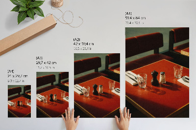 Lienzo decorativo moderno Una mesa en un restaurante con especias y cristalería.