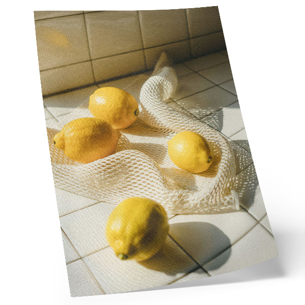 Póster Limones sobre una rejilla metálica en un entorno de cocina.