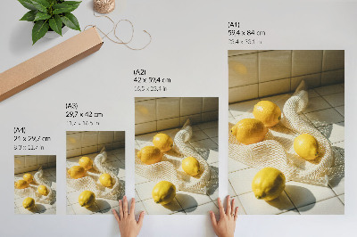 Póster Limones sobre una rejilla metálica en un entorno de cocina.