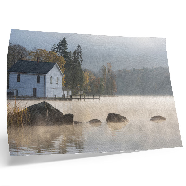 Póster Paisaje brumoso, lago, cabaña, árboles, otoño