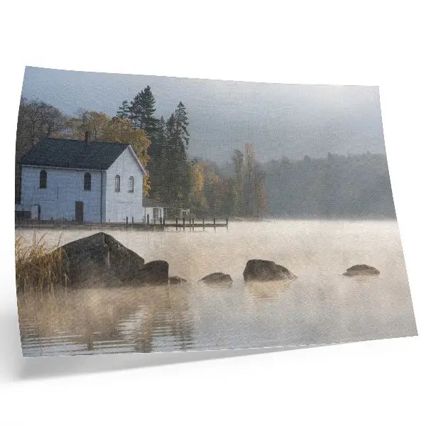 Póster paisaje de lago con cabaña entre árboles en otoño