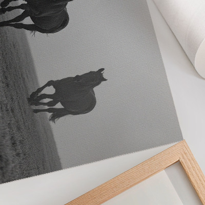 Arte de pared caballos corriendo con niebla suave en un espacio tranquilo
