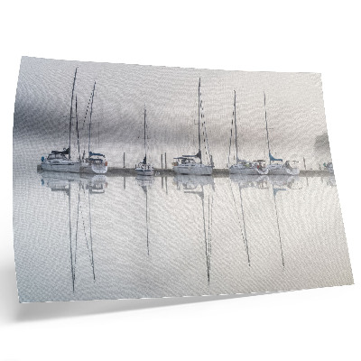 Póster Reflejo de yates tranquilos en un puerto deportivo con niebla