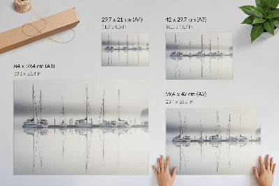 Póster Reflejo de yates tranquilos en un puerto deportivo con niebla