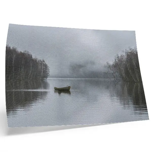 Lámina para cuadro cielo y agua con niebla entre árboles en un diseño de paz y tranquilidad