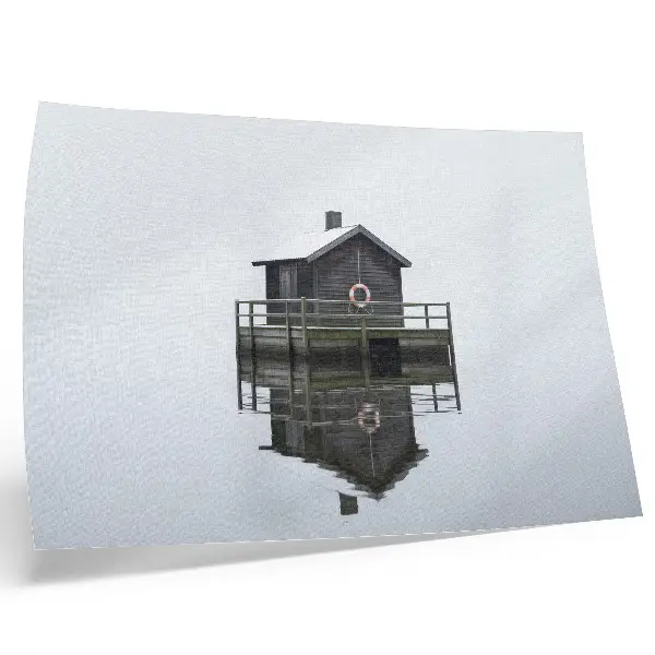 Póster cabaña de madera junto al agua con diseño minimalista y simétrico