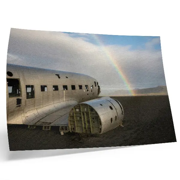 Arte de pared restos metálicos de un avión con un arcoíris de fondo